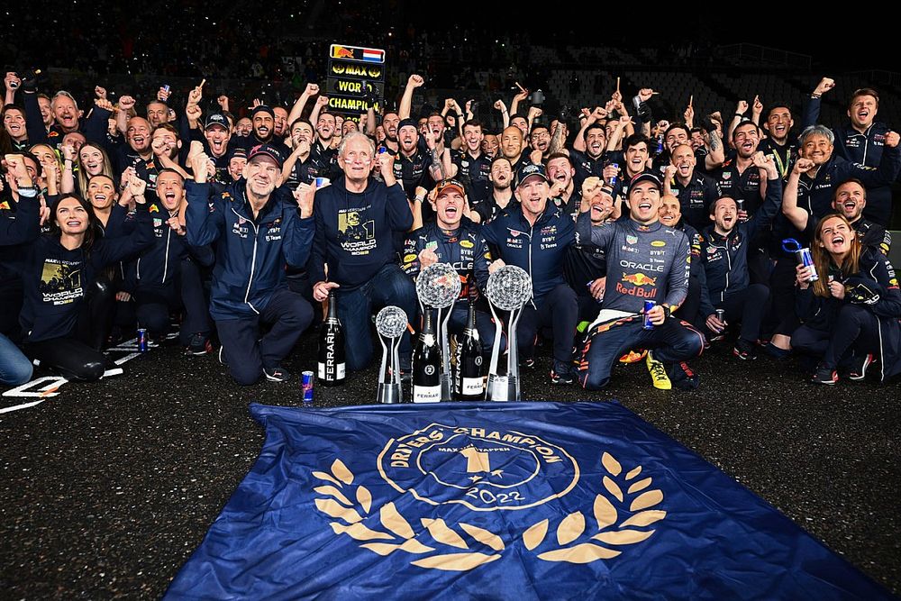 El campeón del mundo Max Verstappen, Red Bull Racing celebra su bicampeonato con el equipo