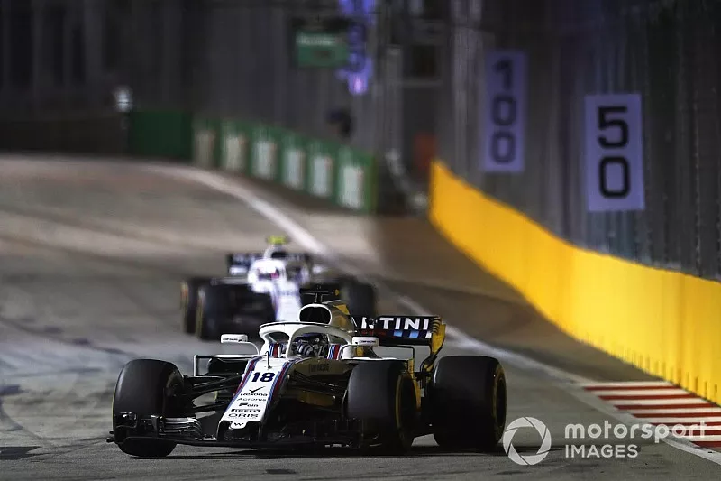 Lance Stroll, Williams FW41, precede Sergey Sirotkin, Williams FW41