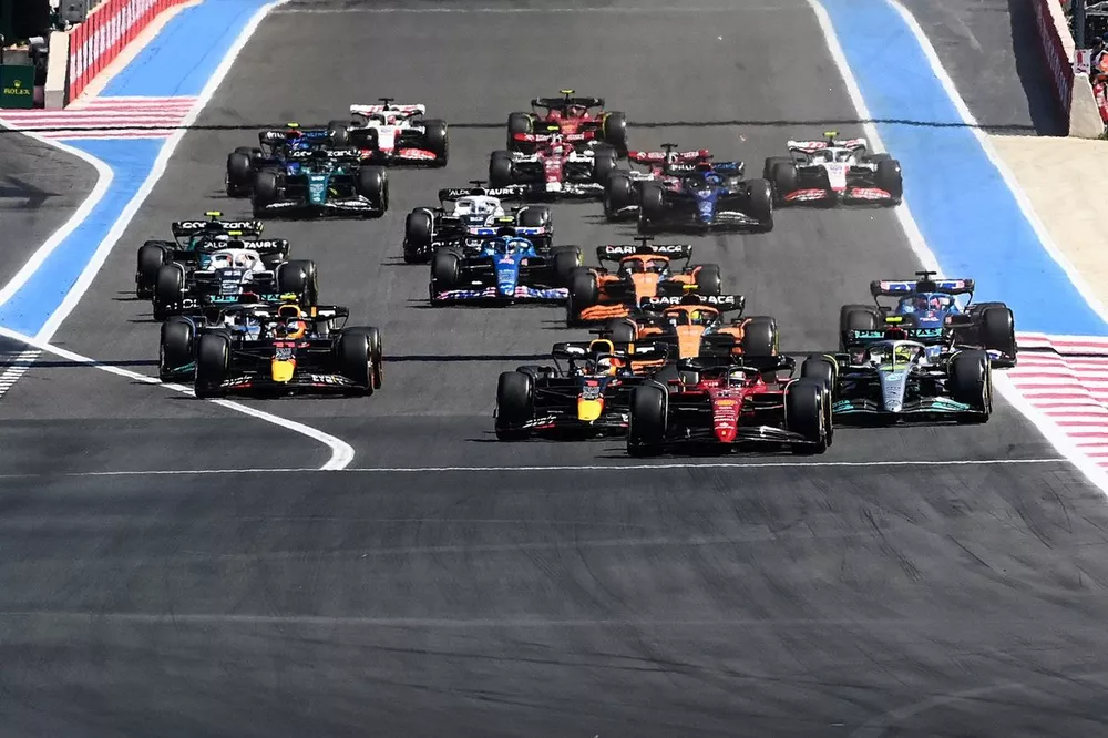 Charles Leclerc, Ferrari F1-75, Max Verstappen, Red Bull Racing RB18, Lewis Hamilton, Mercedes W13, Sergio Perez, Red Bull Racing RB18, George Russell, Mercedes W13, et le reste des monoplaces au d&eacute;part