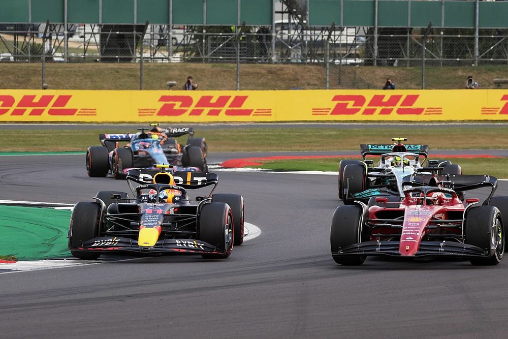 Sergio P&eacute;rez, Red Bull Racing RB18, lucha con Charles Leclerc, Ferrari F1-75
