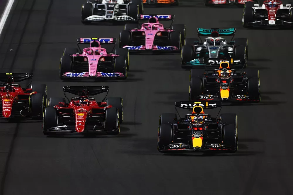 Sergio Perez, Red Bull Racing RB18 en t&ecirc;te au d&eacute;part