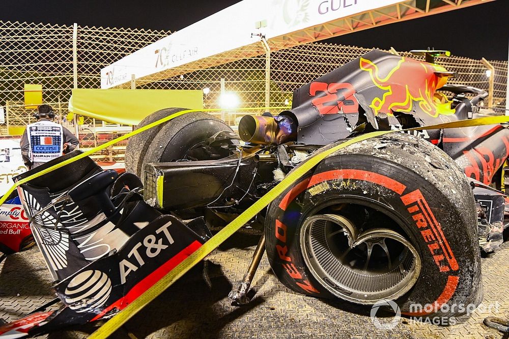 El monoplaza dañado de Alex Albon, Red Bull Racing RB16