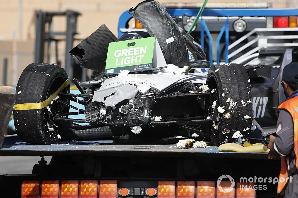 La voiture endommag&eacute;e d'Edoardo Mortara, Venturi Racing, Silver Arrow 02, sur un camion apr&egrave;s son accident