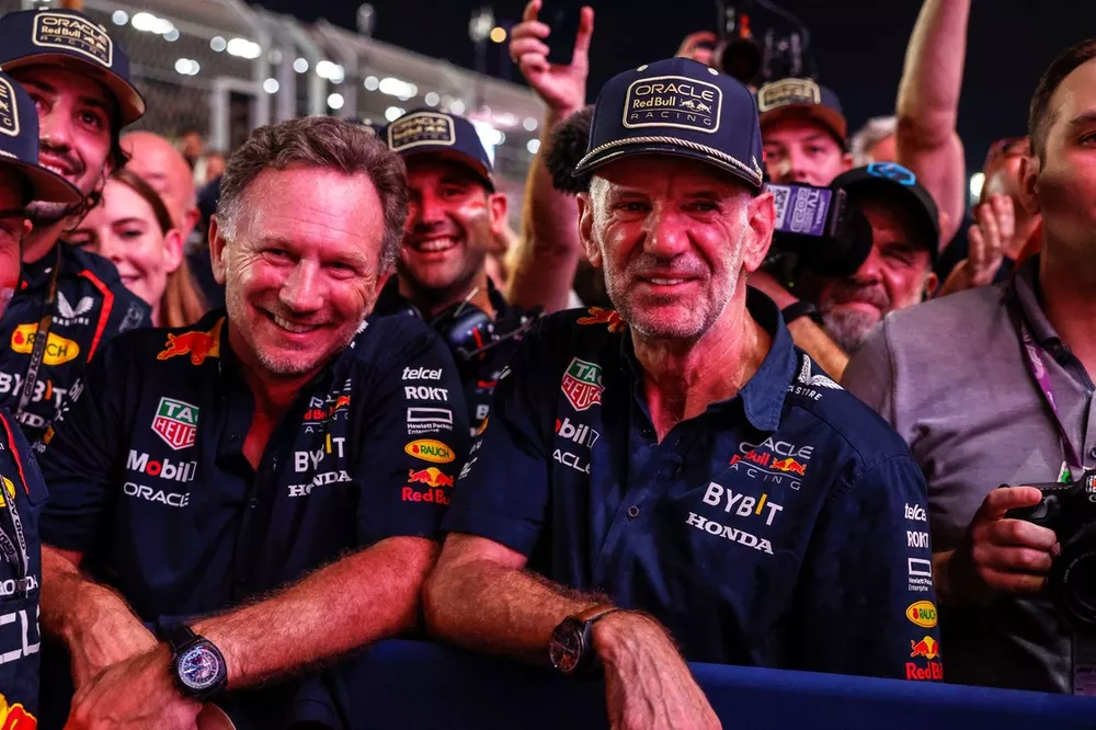 Christian Horner, Team Principal, Red Bull Racing, Adrian Newey, directeur technique en chef, dans le parc ferm&eacute;