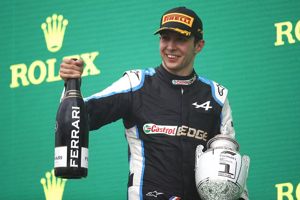 Le vainqueur Esteban Ocon, Alpine F1, sur le podium avec son troph&eacute;e et le Champagne