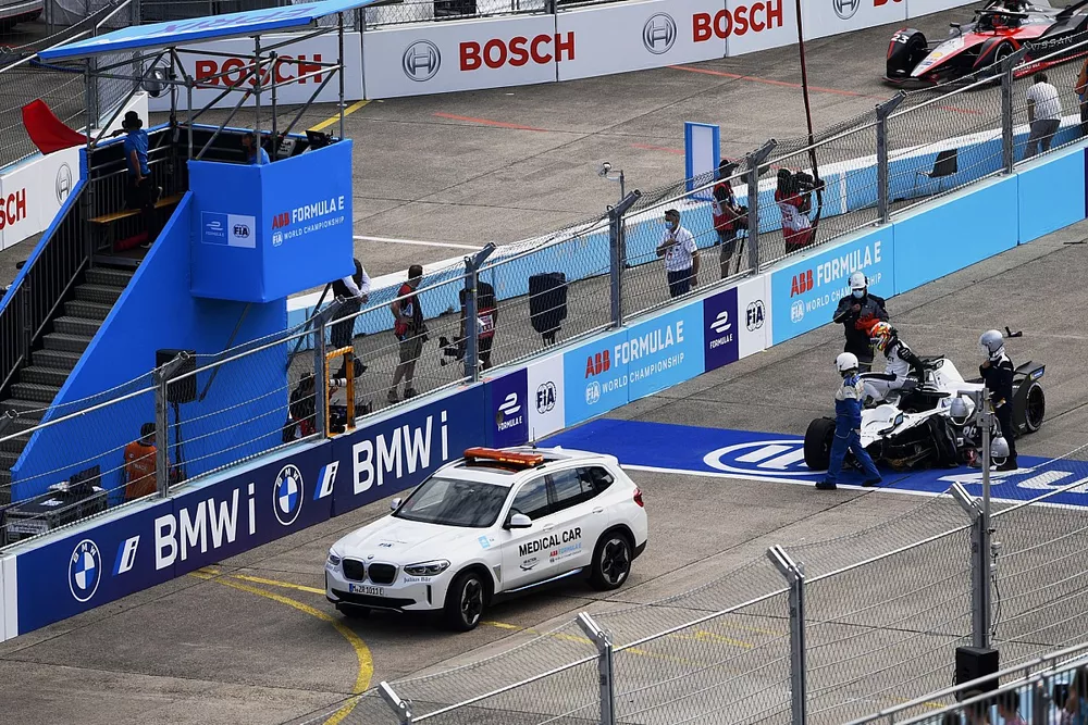 I commissari assistono Edoardo Mortara, Venturi Racing, Silver Arrow 02, dopo un incidente sulla linea di partenza con Mitch Evans, Jaguar Racing, Jaguar I-TYPE 5