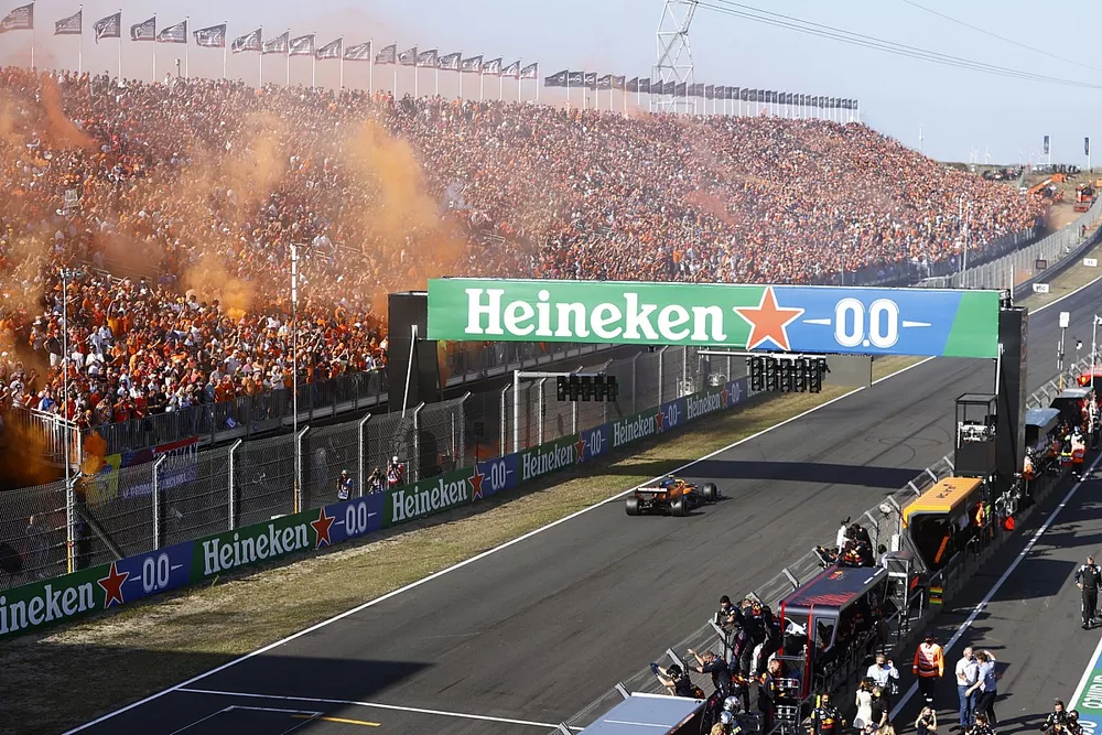 Ganador Max Verstappen, Red Bull Racing RB16B