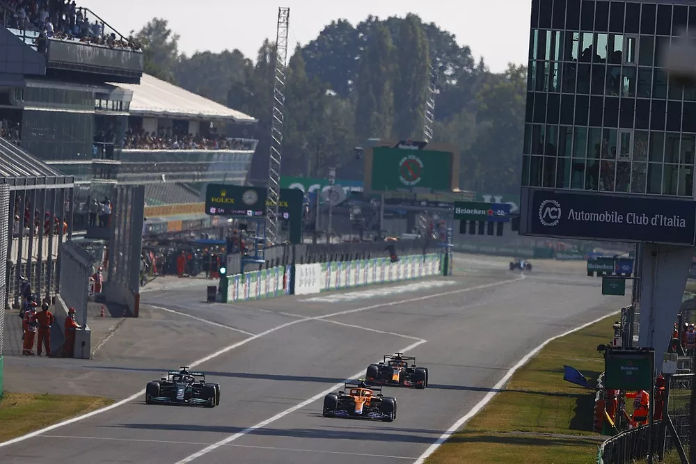 Lando Norris, McLaren MCL35M, Lewis Hamilton, Mercedes W12, y Max Verstappen, Red Bull Racing RB16B