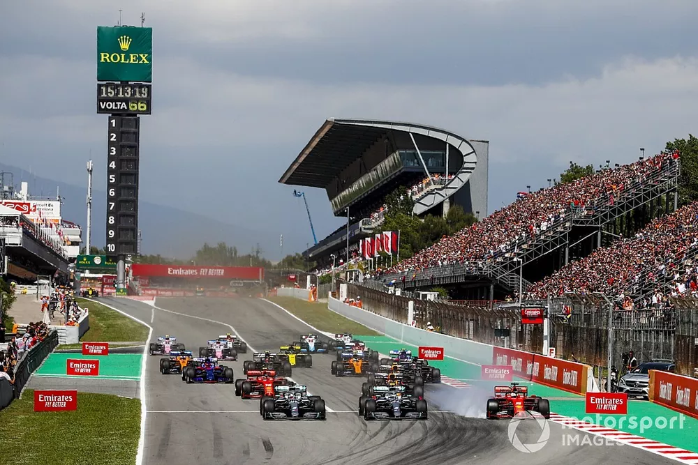Lewis Hamilton, Mercedes AMG F1 W10 lidera Valtteri Bottas, Mercedes AMG W10 como Sebastian Vettel, Ferrari SF90 se bloquea en el inicio de la carrera