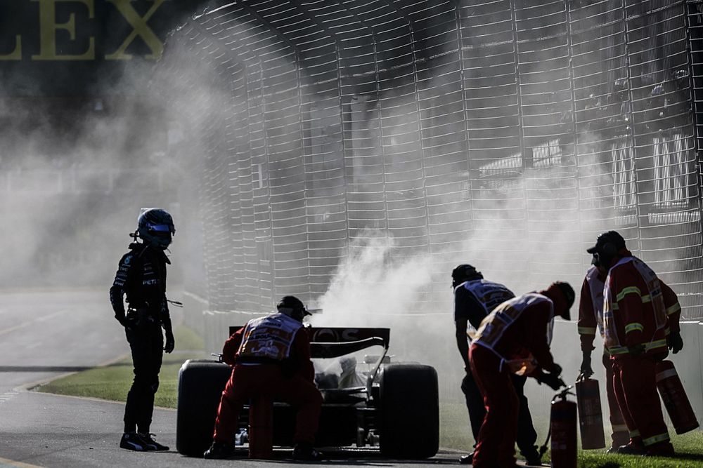 Marshals use extinguishers on the car of George Russell, Mercedes F1 W14