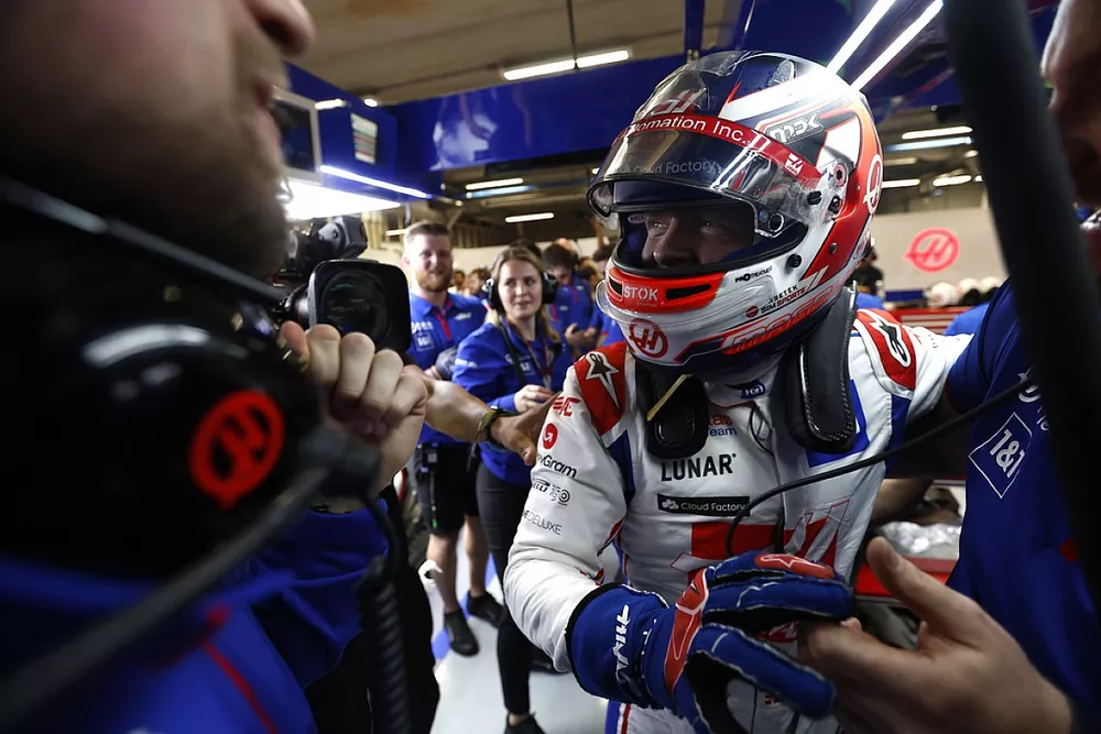 Kevin Magnussen, Haas F1 Team, the Haas F1 team celebrate after securing pole