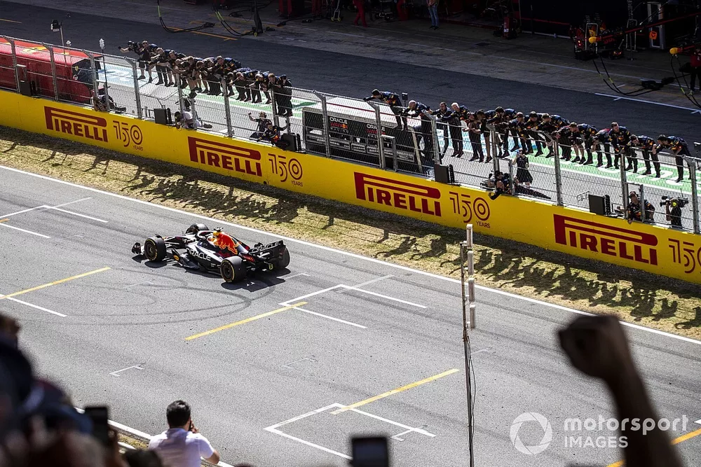 Max Verstappen, Red Bull Racing RB18, 1st position, takes victory
