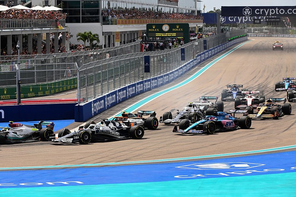 Lewis Hamilton, Mercedes W13, Pierre Gasly, AlphaTauri AT03, Lando Norris, McLaren MCL36, Fernando Alonso, Alpine A522, the remainder of the field at the start