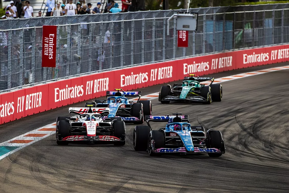 Fernando Alonso, Alpine A522, Mick Schumacher, Haas VF-22, Esteban Ocon, Alpine A522