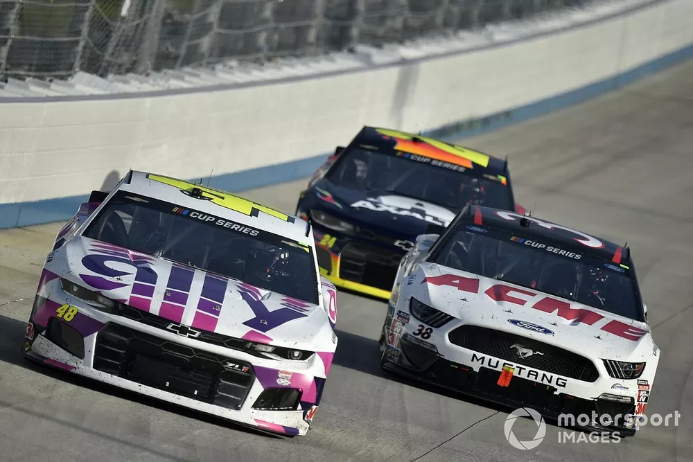 Jimmie Johnson, Hendrick Motorsports, Chevrolet Camaro Ally, Michael McDowell, Front Row Motorsports, Ford Mustang Digital Ally Shield Cleansers
