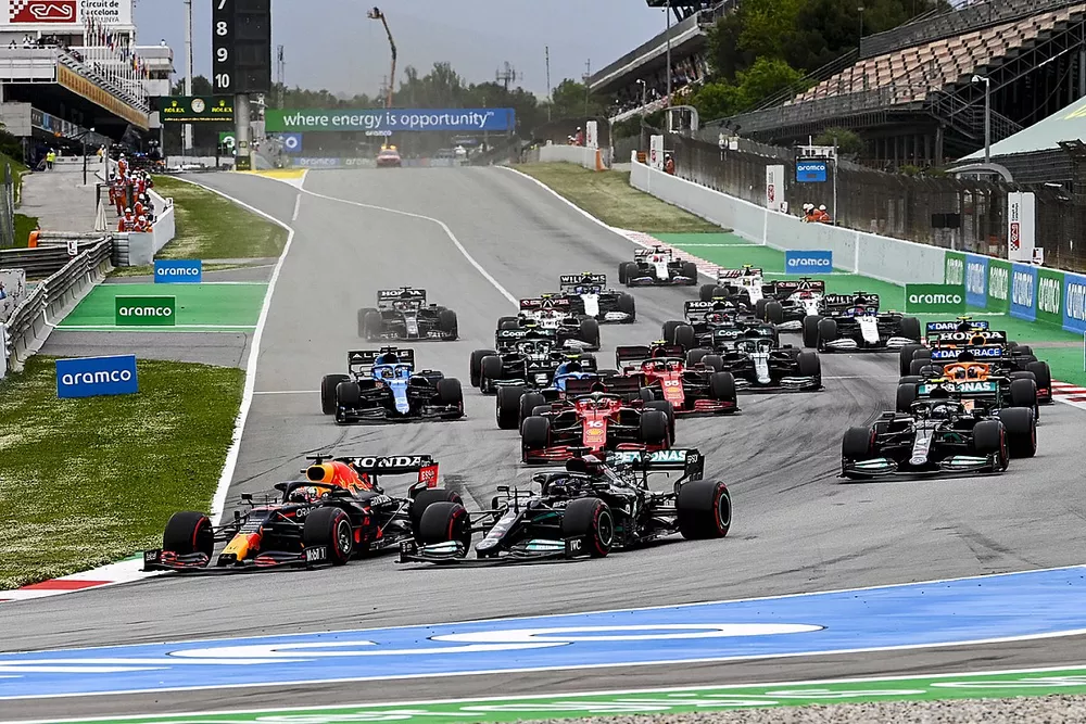Max Verstappen, Red Bull Racing RB16B and Sir Lewis Hamilton, Mercedes W12 battle at the start of the race