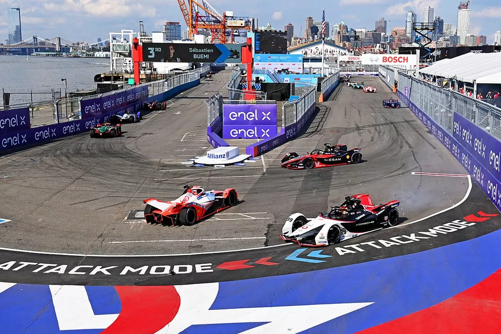 Alex Lynn, Mahindra Racing, M7Electro, spins ahead of Oliver Rowland, Nissan e.Dams, Nissan IMO2, Pascal Wehrlein, Tag Heuer Porsche, Porsche 99X Electric