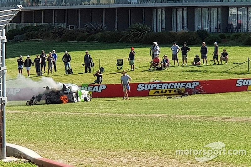 Aficionados cerca del Black Swan Racing Porsche 911 GT3-R de Tim Pappas, Jeroen Bleekemolen y Marc Lieb tras el accidente