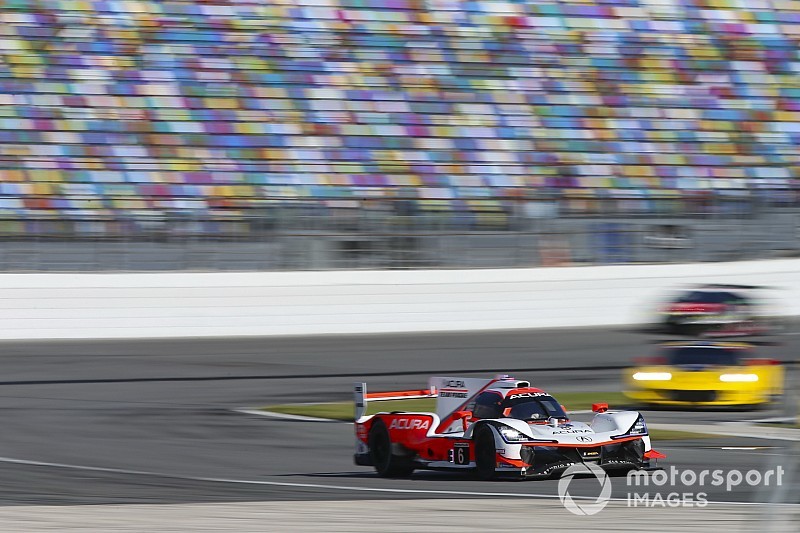 Montoya lidera la primera hora de Daytona; Alonso lucha por la victoria
