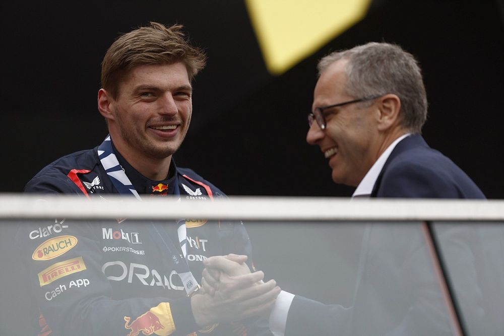 Podio: ganador Max Verstappen, Red Bull Racing, es felicitado por Stefano Domenicali, CEO de F1
