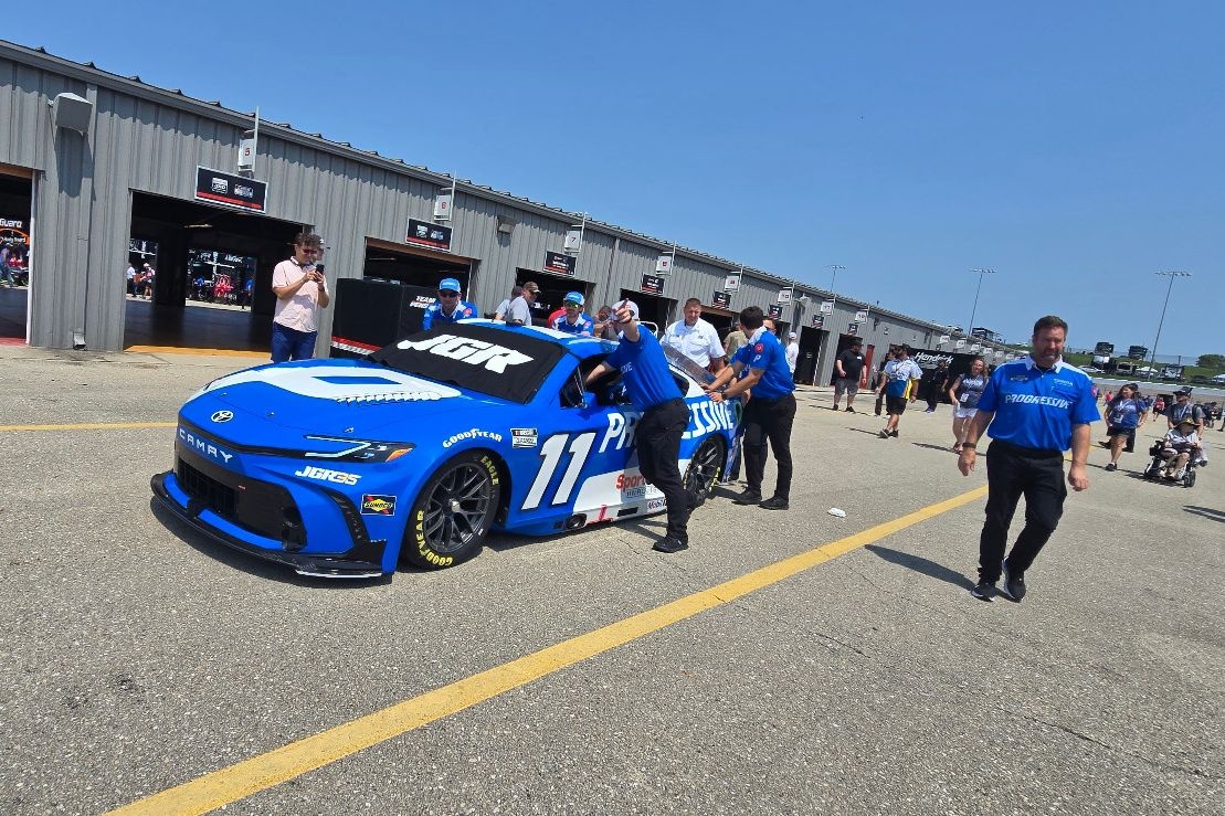 Denny Hamlin and Chase Briscoe Face Brake Issues at Iowa Speedway
