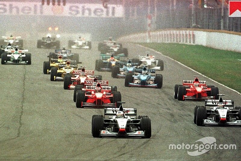 Mercedes team mates, David Coulthard y Mika Hakkinen lidera el campo en la primera curva