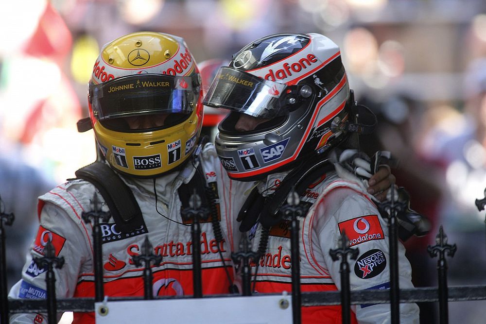 Segundo lugar Fernando Alonso, McLaren MP4-22, felicita al tercer lugar Lewis Hamilton, McLaren MP4-
