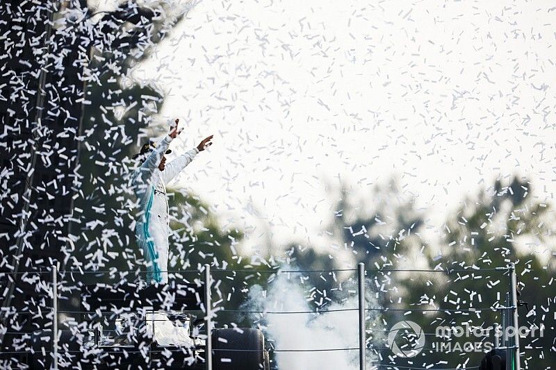 Podio: ganador de la carrera Lewis Hamilton, Mercedes AMG F1