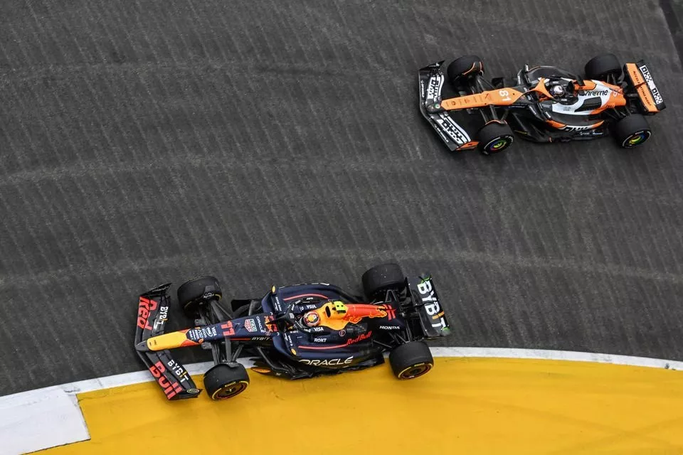 Sergio P&eacute;rez, Red Bull Racing RB20, Oscar Piastri, McLaren MCL38