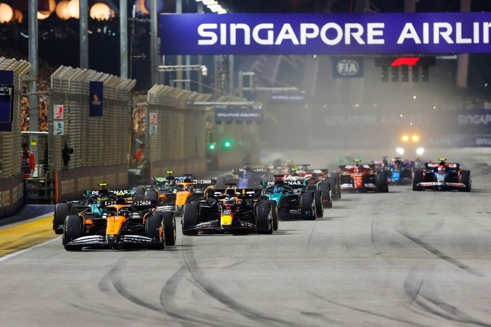 Lando Norris, McLaren MCL38, Max Verstappen, Red Bull Racing RB20, Lewis Hamilton, Mercedes F1 W15, George Russell, Mercedes F1 W15, Sergio Perez, Red Bull Racing RB20, the rest of the field at the start