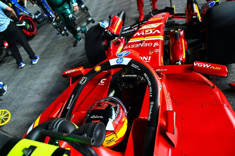 Carlos Sainz, Ferrari SF-24, camino a la parrilla