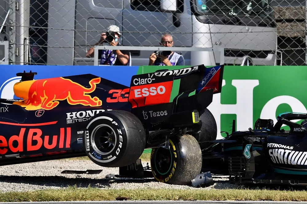 Secuencia del choque de Max Verstappen, Red Bull Racing RB16B, y Lewis Hamilton, Mercedes W12