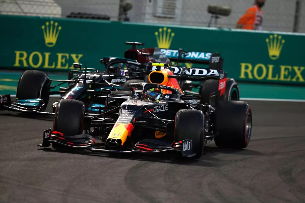 Sergio Perez, Red Bull Racing RB16B, Lewis Hamilton, Mercedes W12