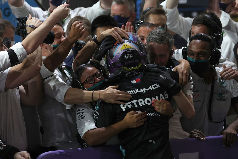 Ganador Lewis Hamilton, Mercedes, en Parc Ferme