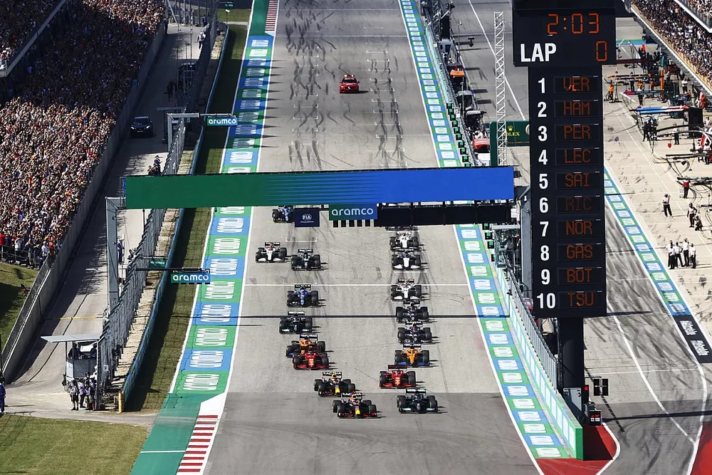 Max Verstappen, Red Bull Racing RB16B, Lewis Hamilton, Mercedes W12, Sergio Perez, Red Bull Racing RB16B, Carlos Sainz Jr., Ferrari SF21, Daniel Ricciardo, McLaren MCL35M, Charles Leclerc, Ferrari SF21, and the rest of the field at the start