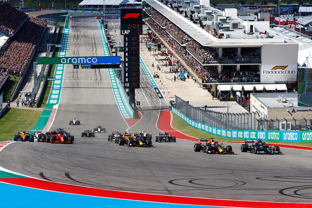 Lewis Hamilton, Mercedes W12, Max Verstappen, Red Bull Racing RB16B, Sergio Perez, Red Bull Racing RB16B, Charles Leclerc, Ferrari SF21, en de rest van het veld bij de start