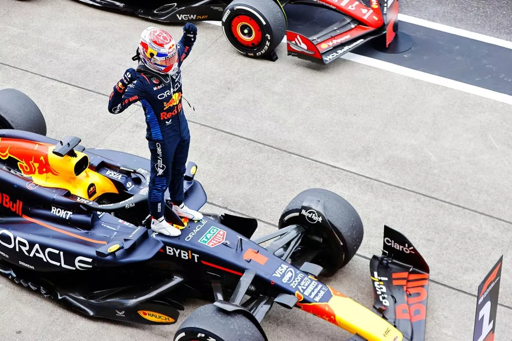 Max Verstappen, Red Bull Racing, 1&ordf; posi&ccedil;&atilde;o, comemora no Parc Ferme 