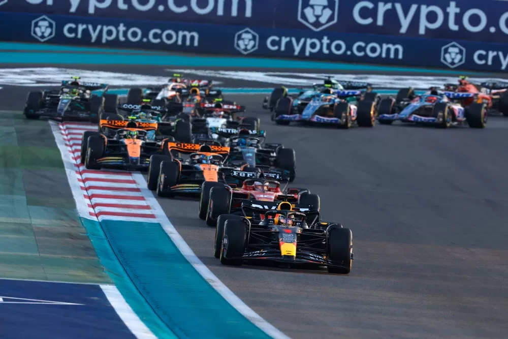 Arrancada: Max Verstappen, Red Bull Racing RB19, Charles Leclerc, Ferrari SF-23, Oscar Piastri, McLaren MCL60