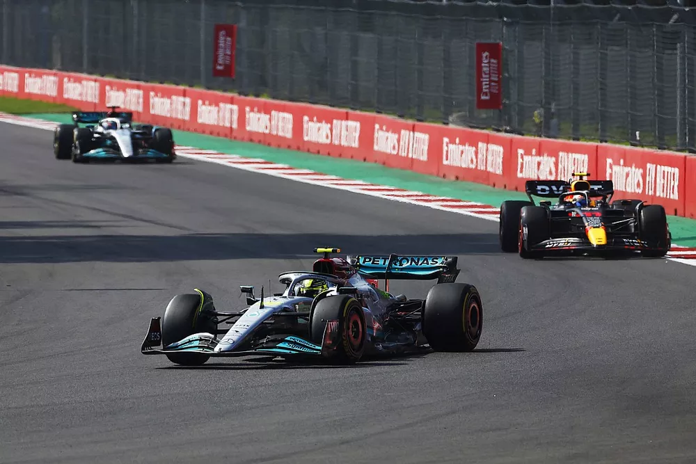 Lewis Hamilton, Mercedes W13, Sergio Perez, Red Bull Racing RB18, George Russell, Mercedes W13