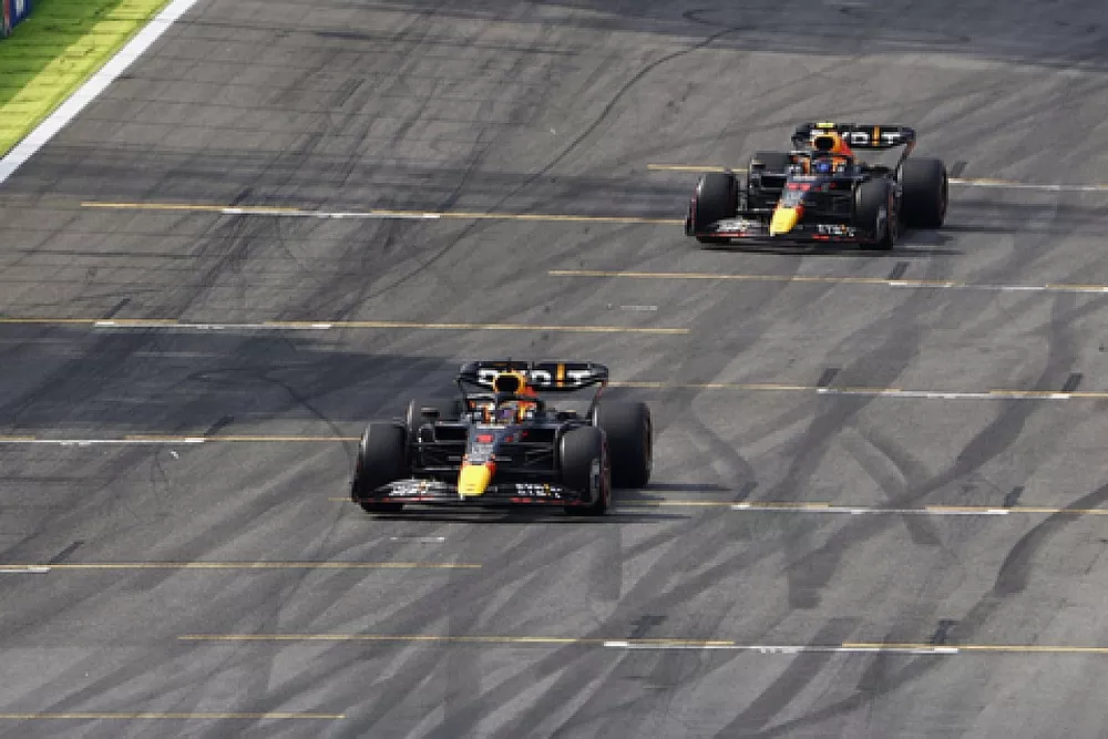 Lewis Hamilton, Mercedes W13, Max Verstappen, Red Bull Racing RB18, Sergio Perez, Red Bull Racing RB18