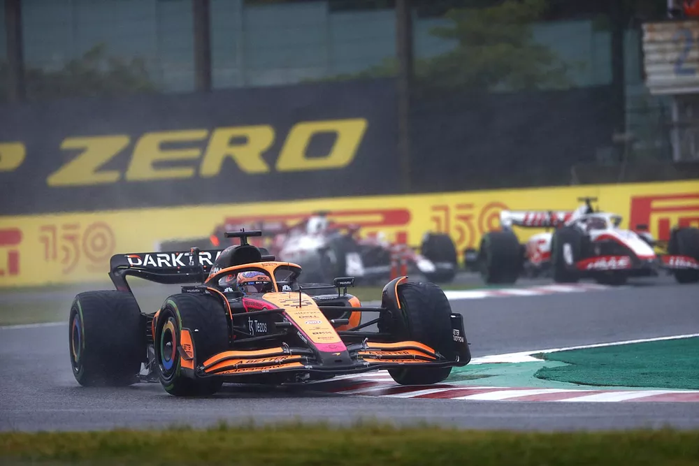 Daniel Ricciardo, McLaren MCL36, Kevin Magnussen, Haas VF-22, Valtteri Bottas, Alfa Romeo C42