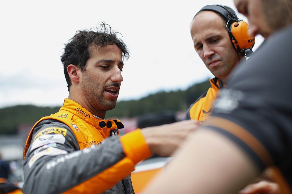 Daniel Ricciardo, McLaren, con sus ingenieros