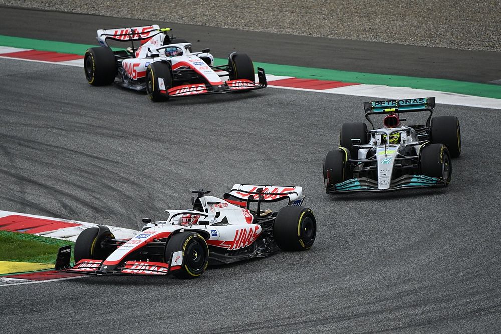 Kevin Magnussen, Haas VF-22, Lewis Hamilton, Mercedes W13, Mick Schumacher, Haas VF-22
