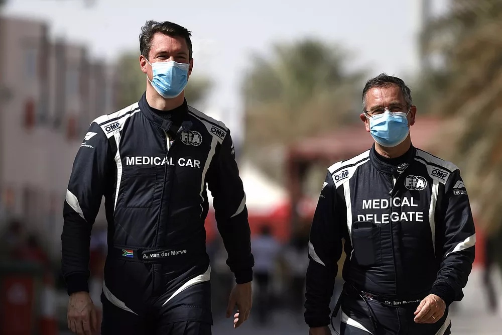Alan van der Merwe, conductor de coches m&eacute;dicos, FIA, y el Dr. Ian Roberts, delegado m&eacute;dico, FIA