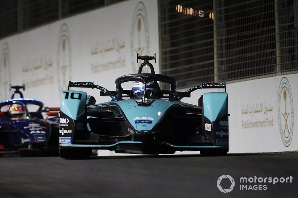 Sam Bird, Panasonic Jaguar Racing, Jaguar I-Type 5,  por delante de Robin Frijns, Envision Virgin Racing, Audi e-tron FE07