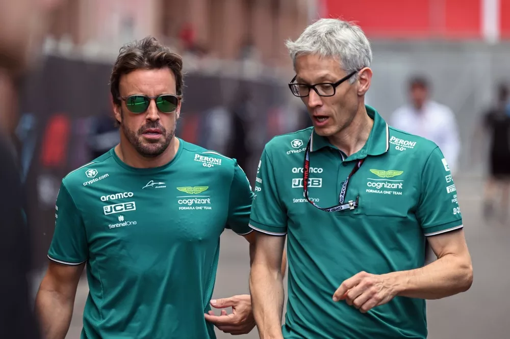 Fernando Alonso, Aston Martin F1 Team, con Mike Krack, Team Principal, Aston Martin F1 Team