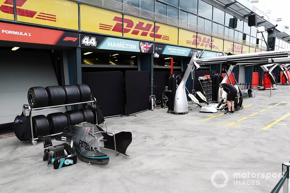 El equipo de Mercedes comienza a empacar en el pit lane