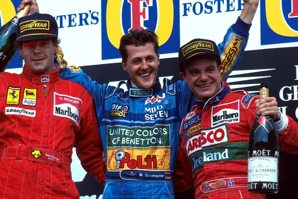 Podio: Gerhard Berger, Ferrari segundo; Michael Schumacher, Benetton ganador; Rubens Barrichello, Jordan tercero
