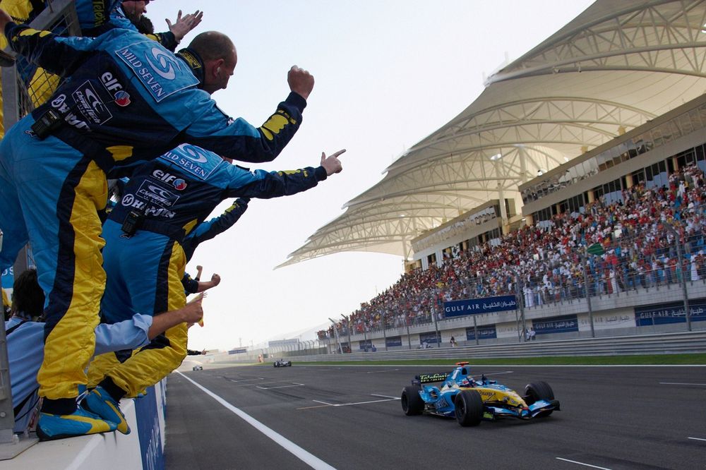 Mecánicos de Renault y Fernando Alonso