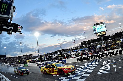 Martinsville: Logano siegt im Fotofinish vor Truex Jr. und löst Finalticket